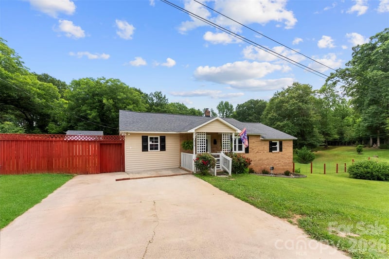 810 Bradley Rd, Dallas, NC 28034