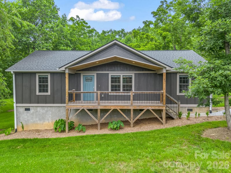 100 Walt Dr, Hendersonville, NC 28792