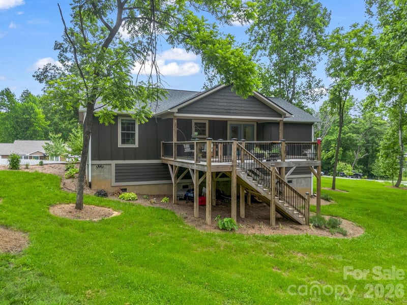 100 Walt Dr, Hendersonville, NC 28792
