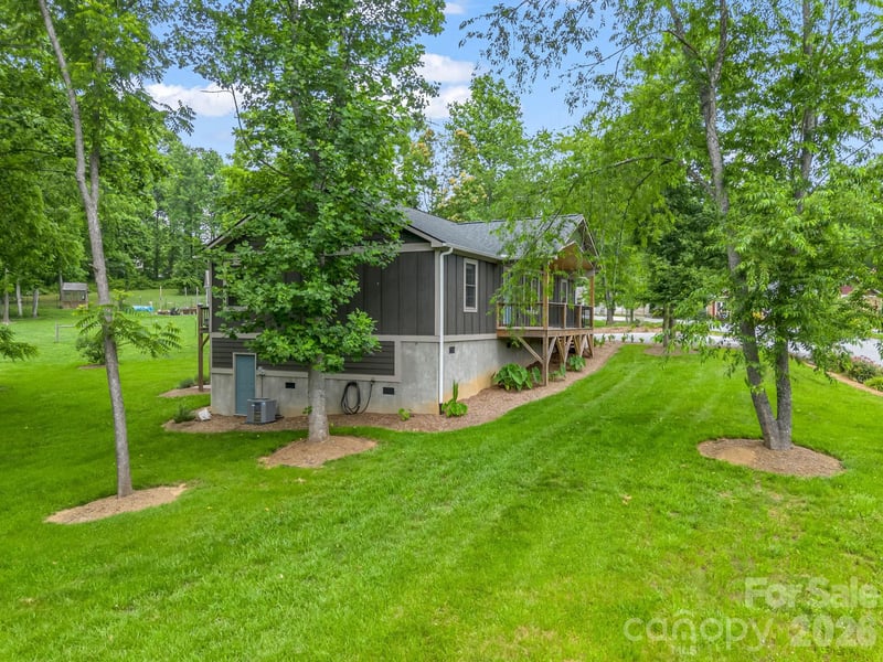 100 Walt Dr, Hendersonville, NC 28792
