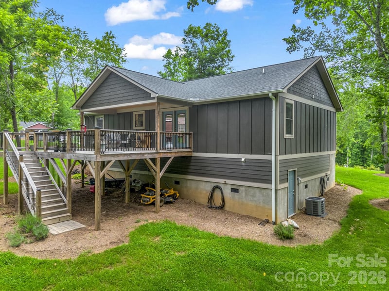 100 Walt Dr, Hendersonville, NC 28792