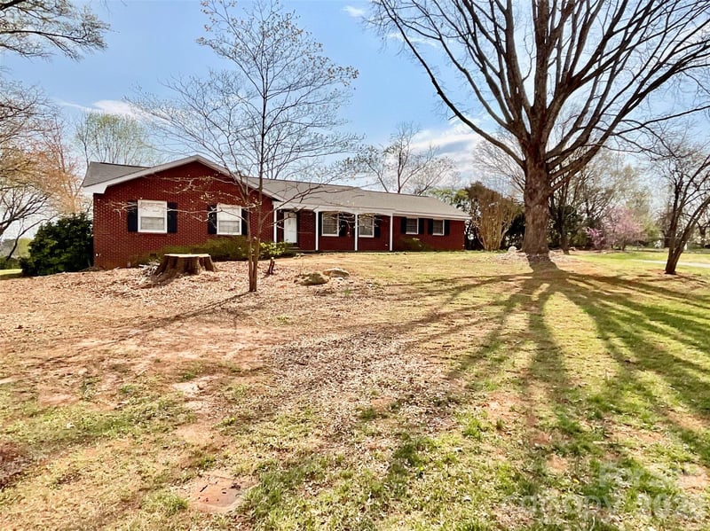 5521 Suttlemyre Ln, Hickory, NC 28601