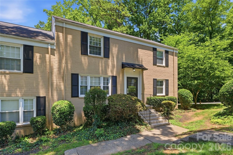 525 Wakefield Dr, Charlotte, NC 28209