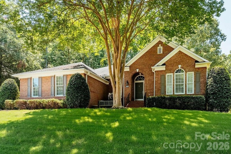 9425 Briarwick Ln, Charlotte, NC 28277