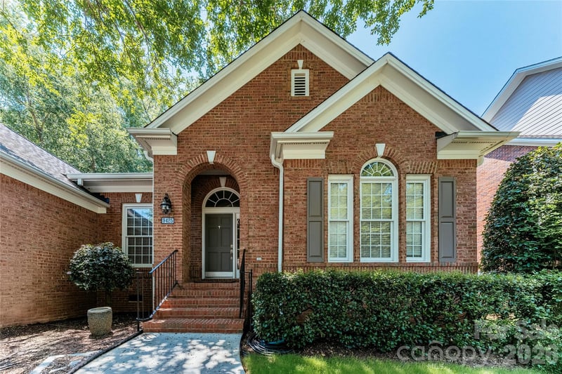 9425 Briarwick Ln, Charlotte, NC 28277