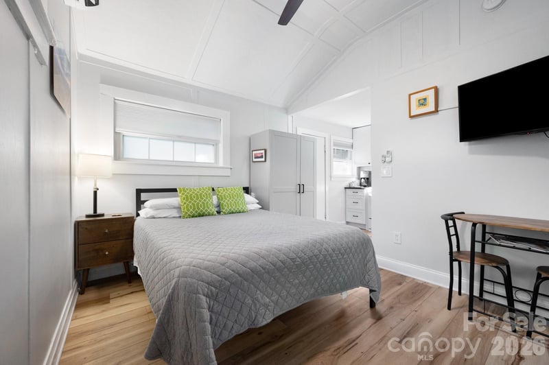 15 and 16 Cottage Dr, Asheville, NC 28805