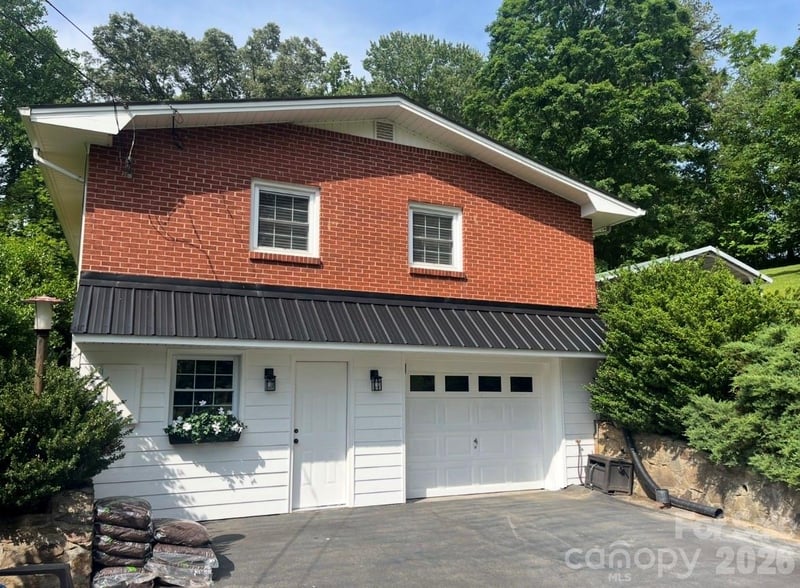 6 Greene Knoll Dr, Candler, NC 28715