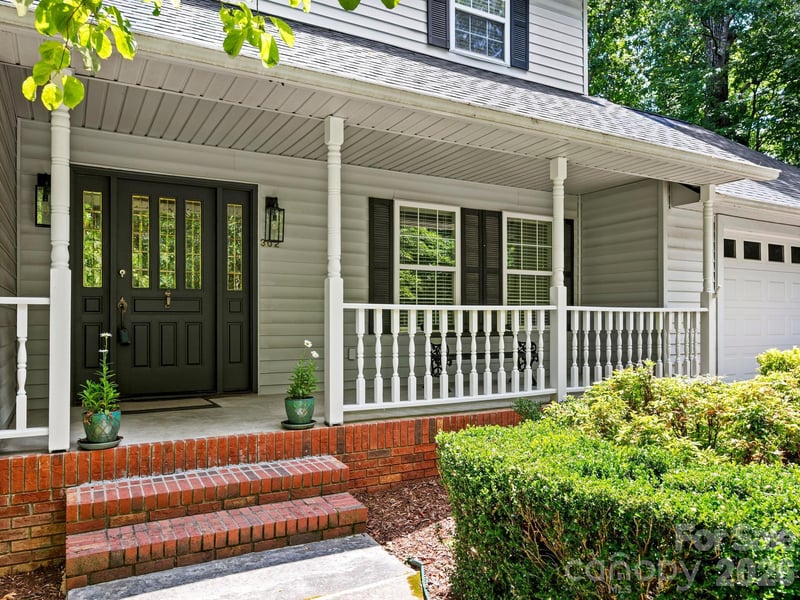 302 Shadecrest Ln, Mills River, NC 28759