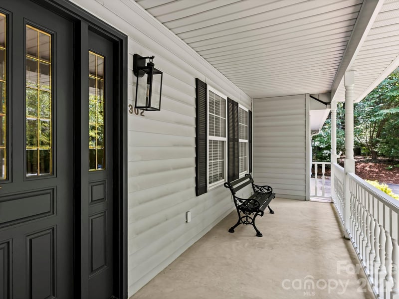302 Shadecrest Ln, Mills River, NC 28759