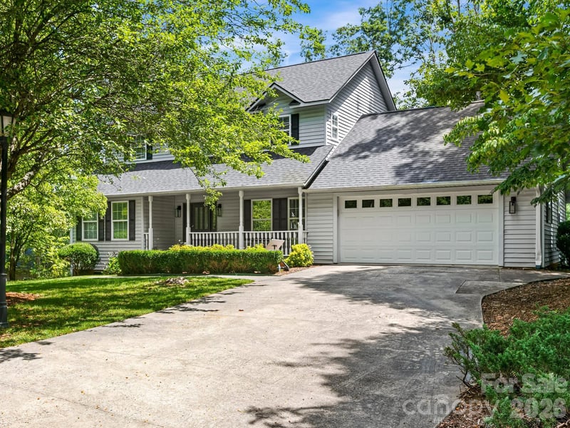 302 Shadecrest Ln, Mills River, NC 28759