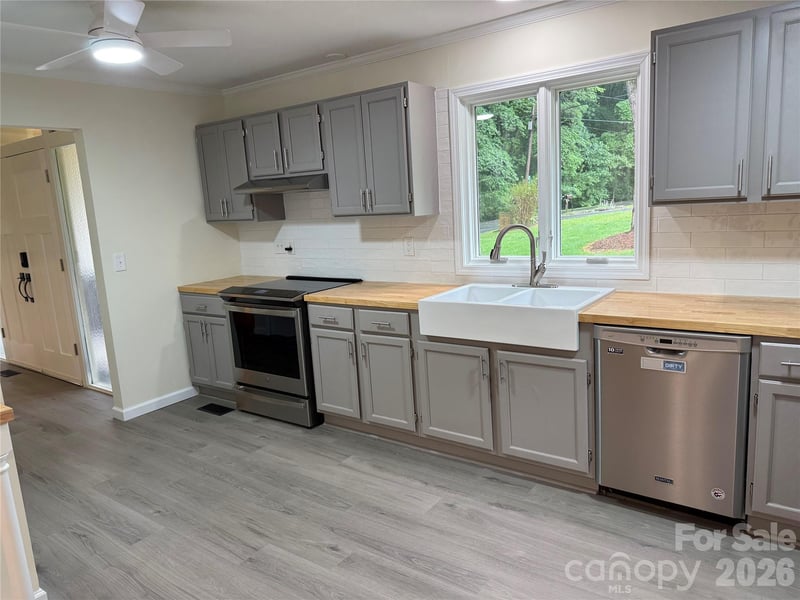 32 Mayfair Dr, Candler, NC 28715