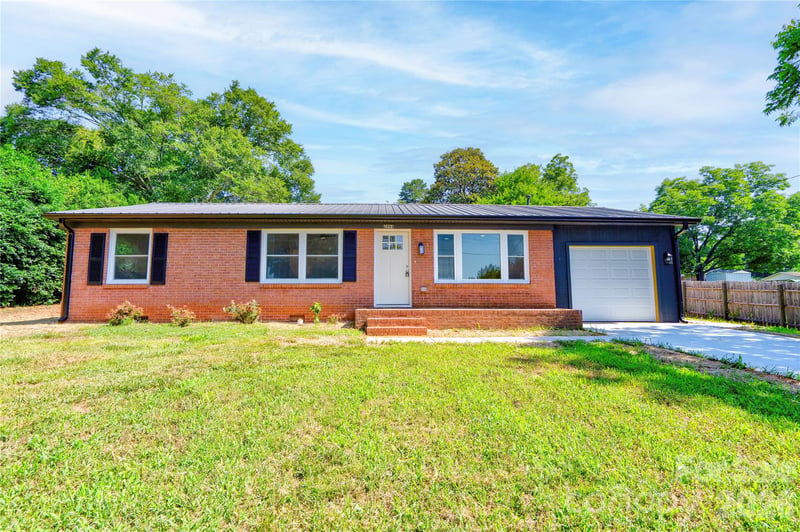 2994 Lutz Blvd, Newton, NC 28658