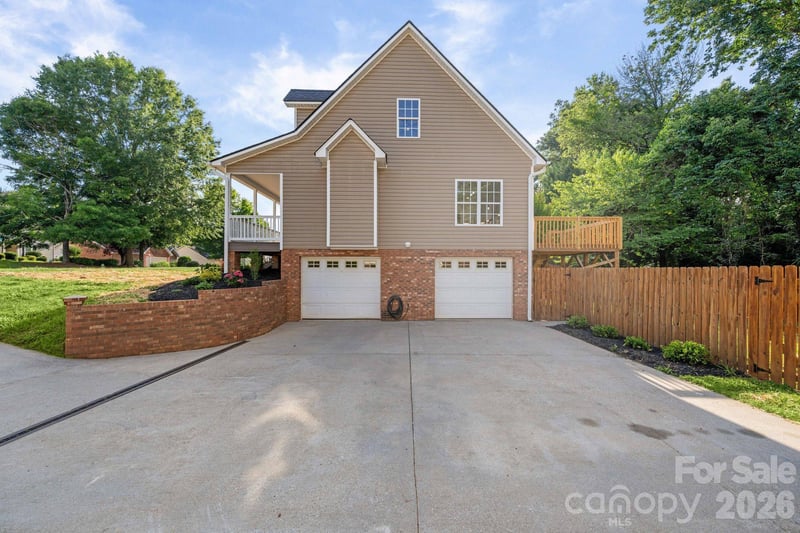 2751 Bridgeport Dr, Winston Salem, NC 27103