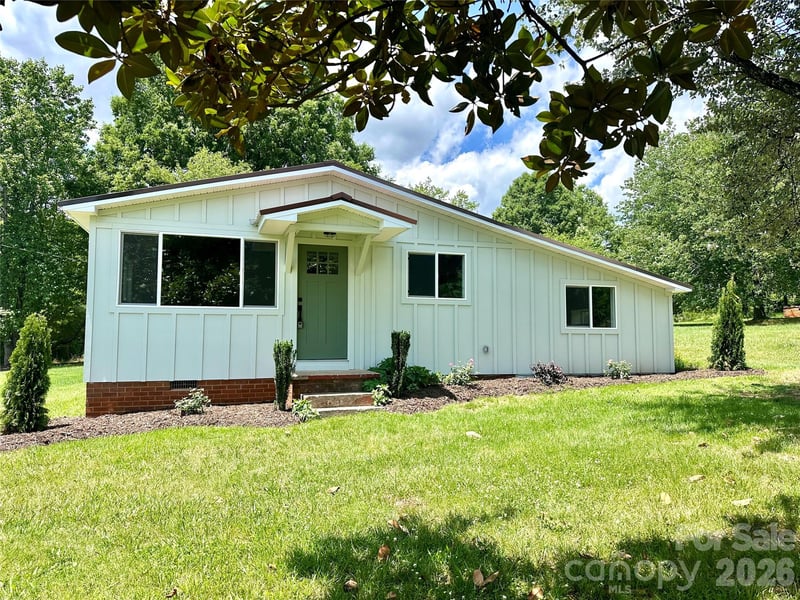 908 1st St, Newton, NC 28658