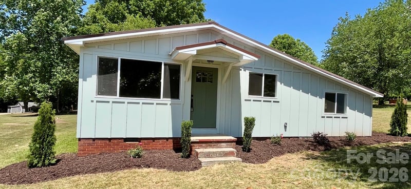 908 1st St, Newton, NC 28658