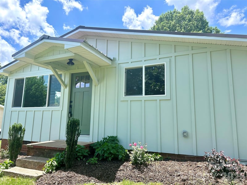 908 1st St, Newton, NC 28658