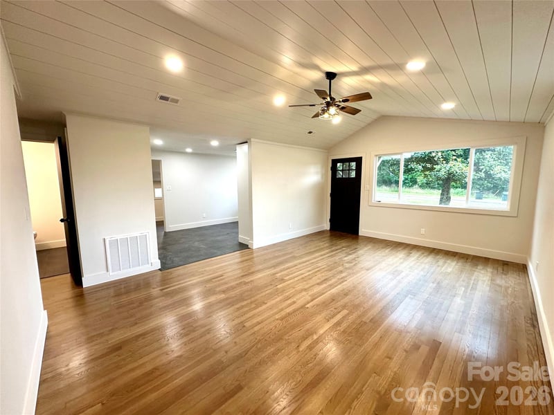 908 1st St, Newton, NC 28658