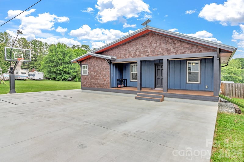 43 Pelzer St, Asheville, NC 28804