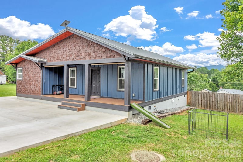 43 Pelzer St, Asheville, NC 28804