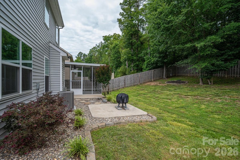 612 Augustus Ln, Mount Holly, NC 28120