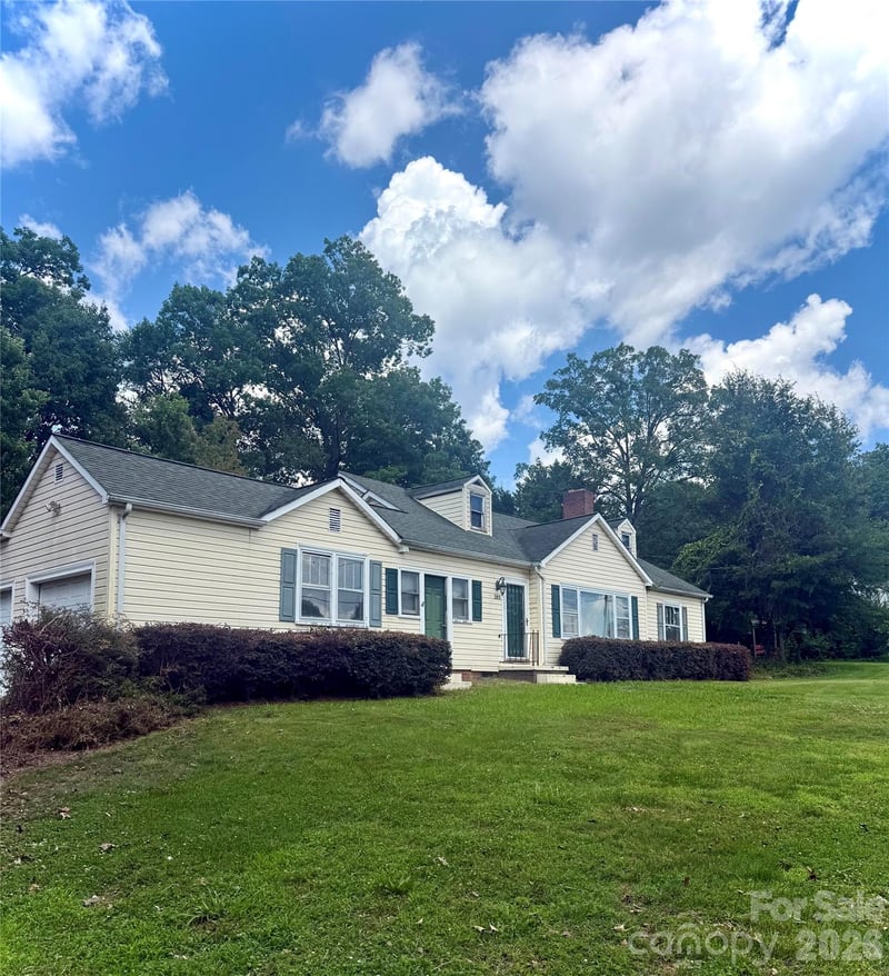 303 Cavin Ave, Mount Holly, NC 28120
