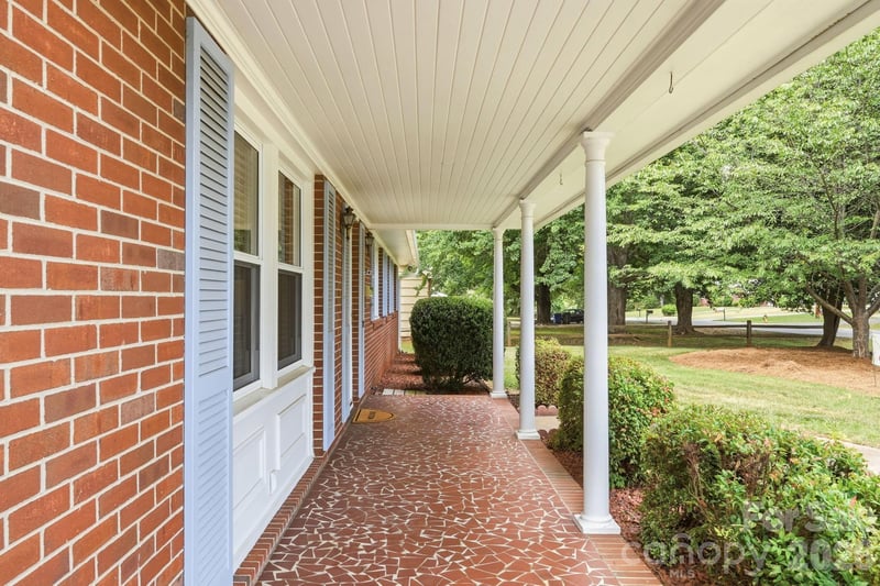 112 Queensbury Rd, Winston Salem, NC 27104