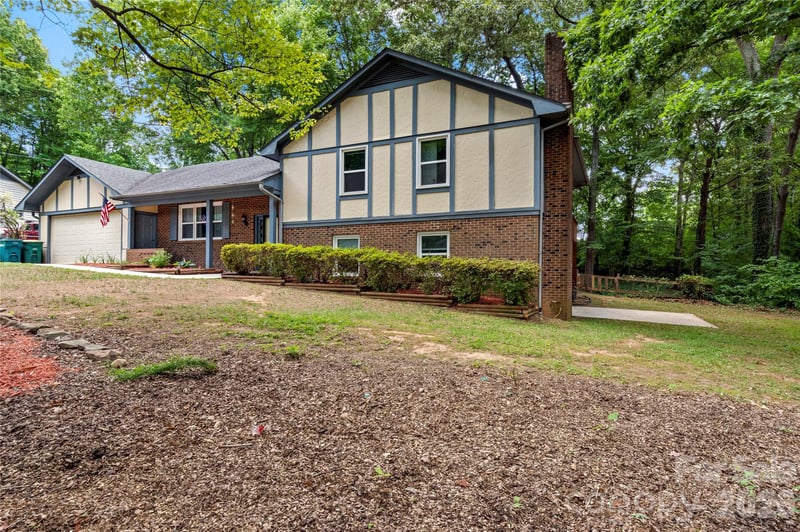 1106 Kelwyn Ln, Lewisville, NC 27023