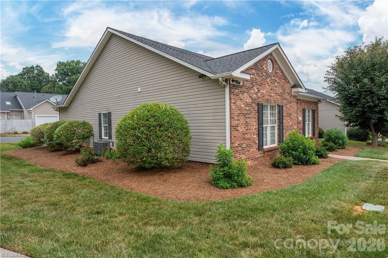 195 Stadium Oaks Dr, Clemmons, NC 27012