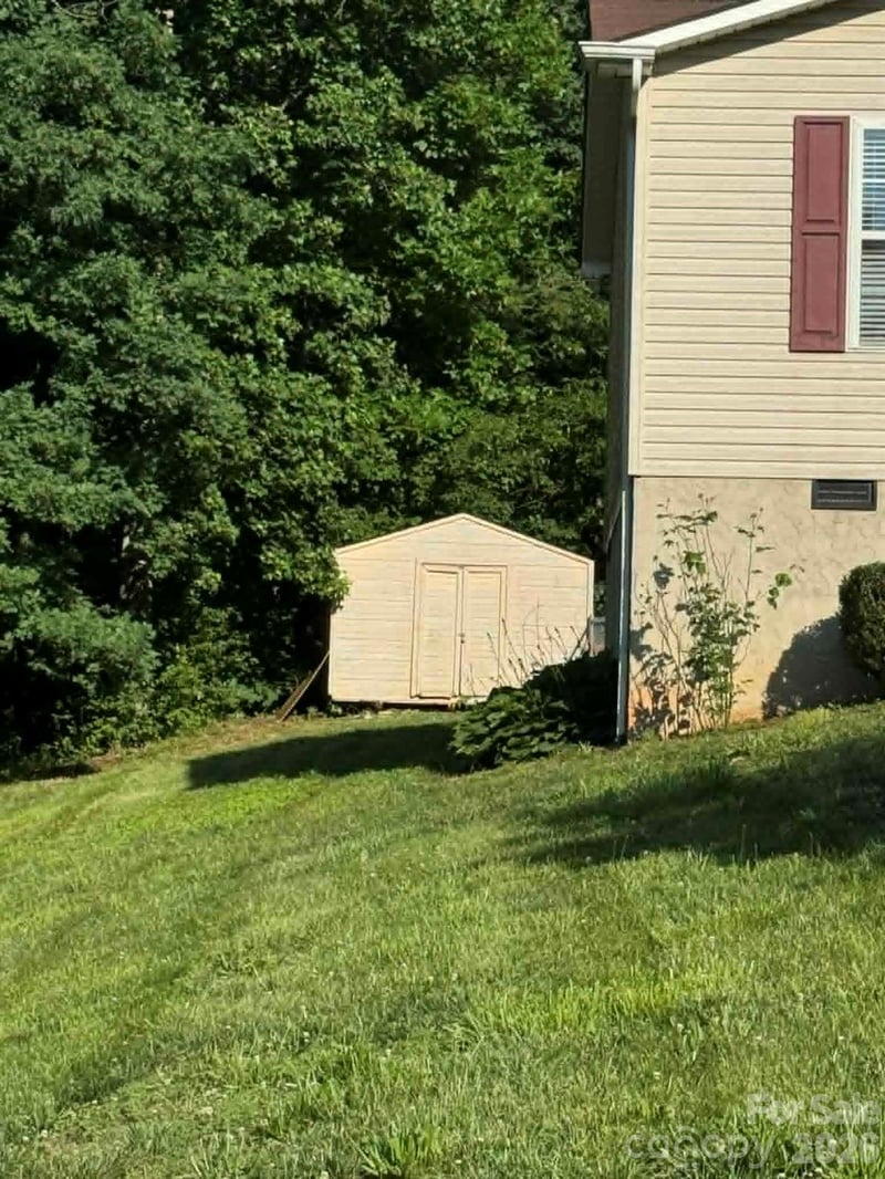 2588 Knight Dr, Lenoir, NC 28645