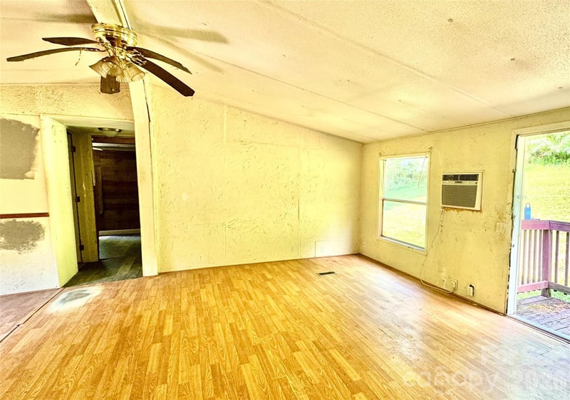8 White Oak Dr, Leicester, NC 28748