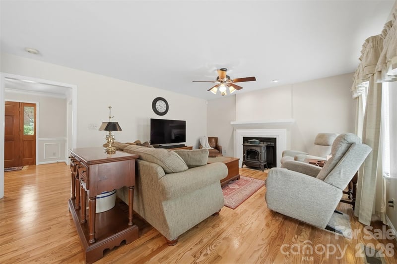 1032 30th Avenue Ln, Hickory, NC 28601