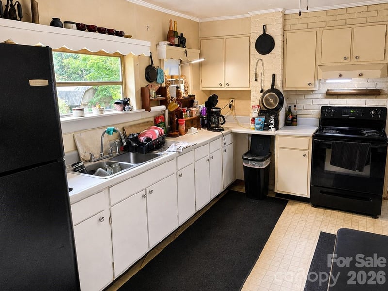 547 Avery Creek Rd, Arden, NC 28704
