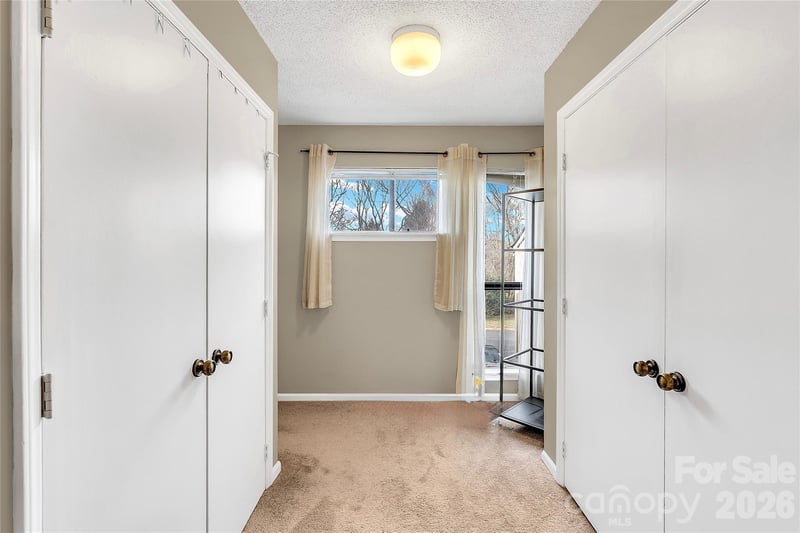 8073 Charter Oak Ln, Charlotte, NC 28226
