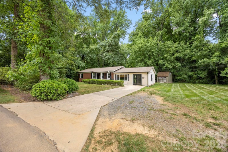611 Lewis St, Dallas, NC 28034