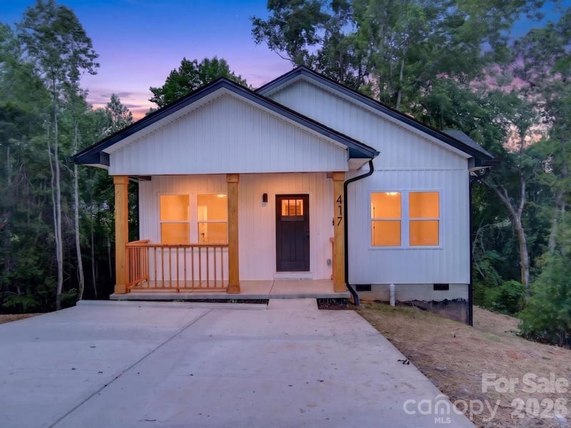417 8th Street Dr, Hickory, NC 28602