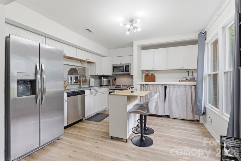 8208 Knights Bridge Rd, Charlotte, NC 28210