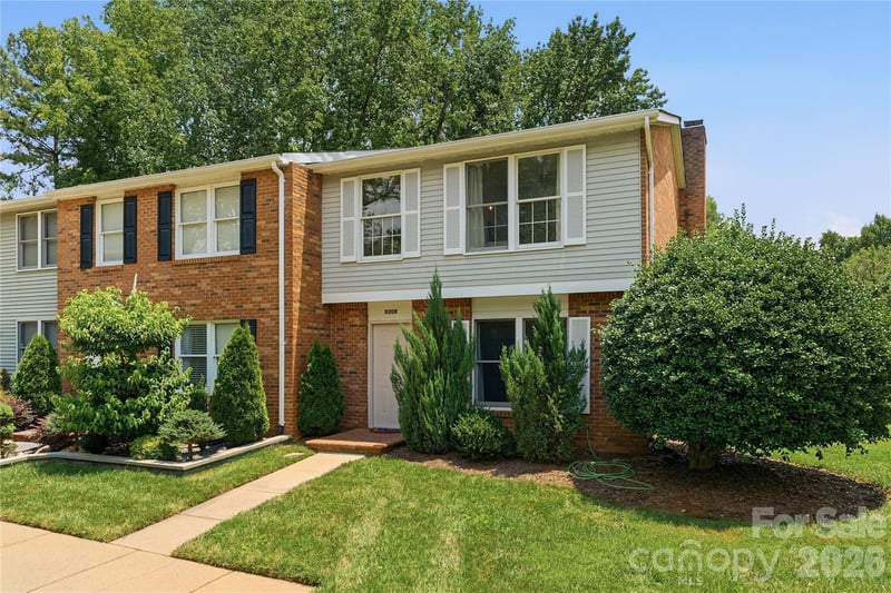 8208 Knights Bridge Rd, Charlotte, NC 28210