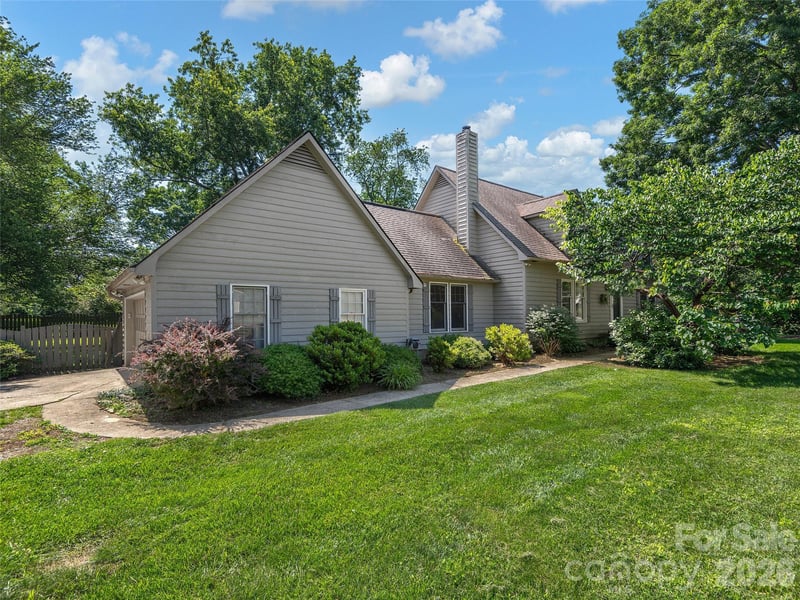 3 Carolewood Dr, Horse Shoe, NC 28742