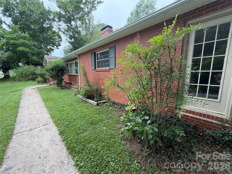 901 Ridgecrest Dr, Lenoir, NC 28645