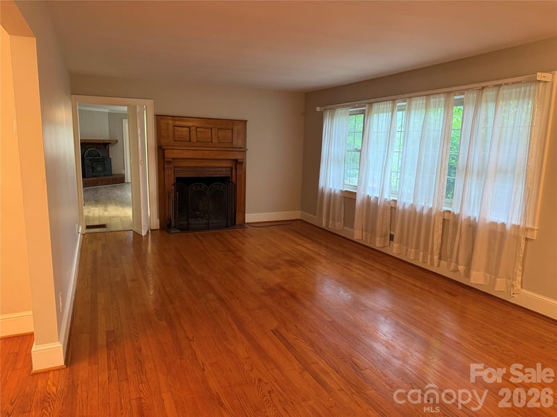 901 Ridgecrest Dr, Lenoir, NC 28645
