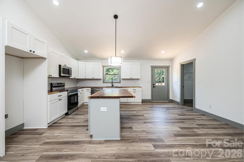 2033 Bailey Dr, Hickory, NC 28601