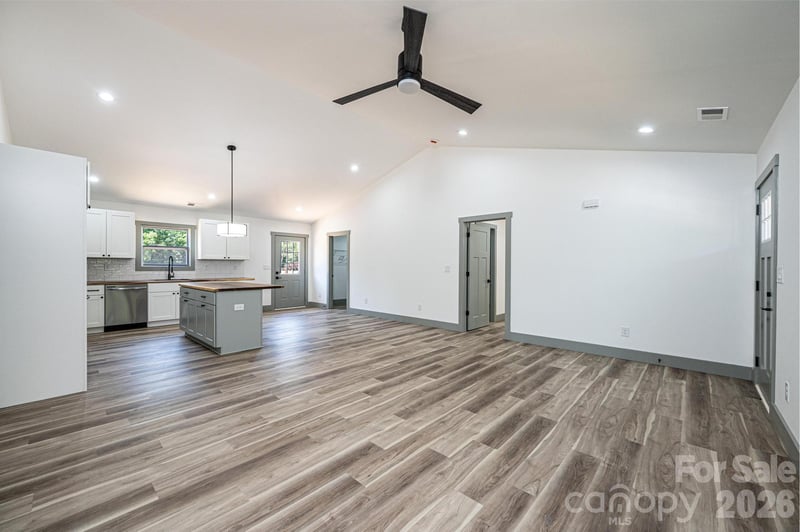 2033 Bailey Dr, Hickory, NC 28601