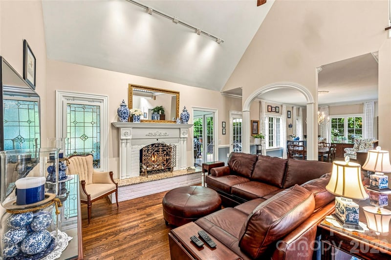 11 Tiverton Ln, Asheville, NC 28803