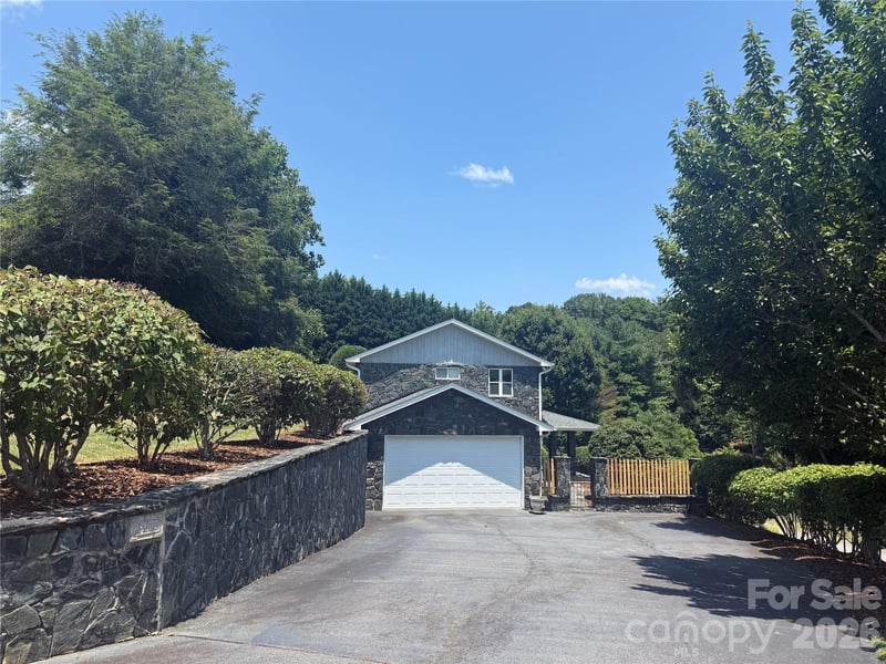 195 Oak Ln, Mars Hill, NC 28754