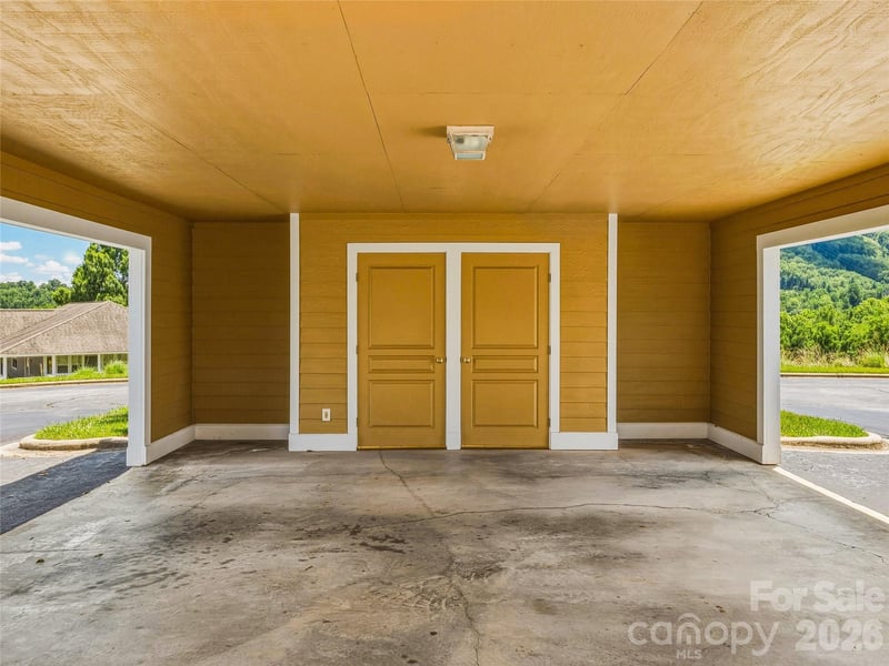102 Rough Point Ct, Asheville, NC 28806