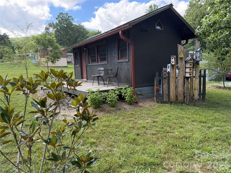 38 Lloyd Barnwell Rd, Hendersonville, NC 28792
