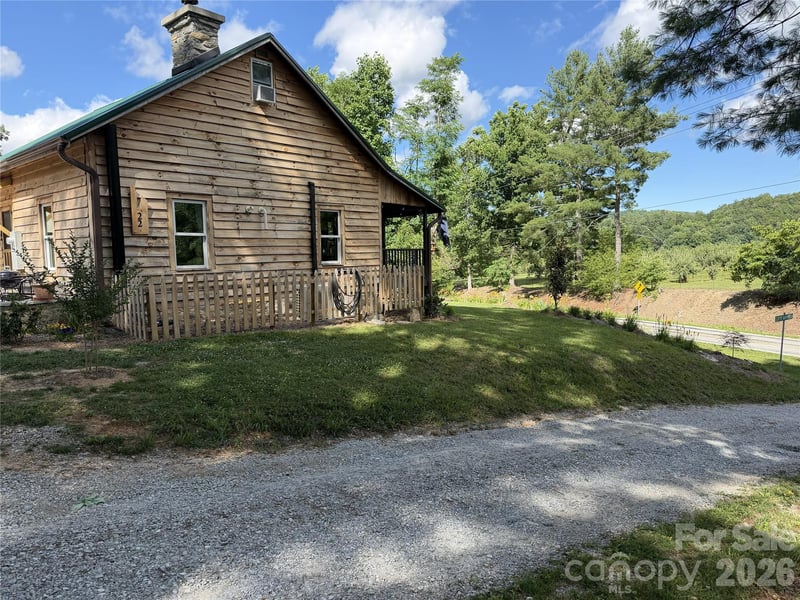 38 Lloyd Barnwell Rd, Hendersonville, NC 28792