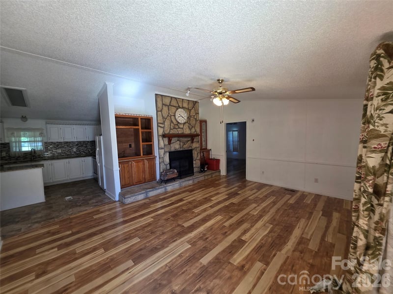 1395 Cape Hickory Rd, Hickory, NC 28601