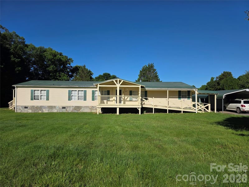 1395 Cape Hickory Rd, Hickory, NC 28601