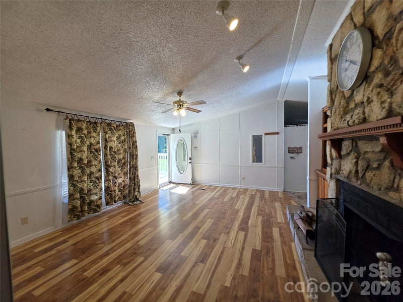 1395 Cape Hickory Rd, Hickory, NC 28601